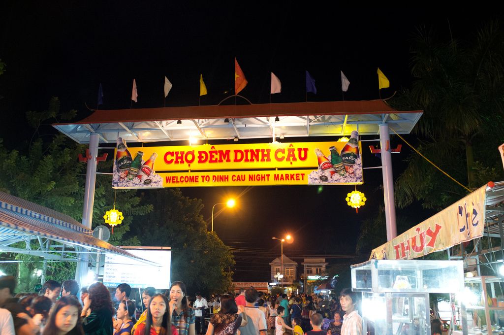 Tham quan chợ đêm Dinh Cậu