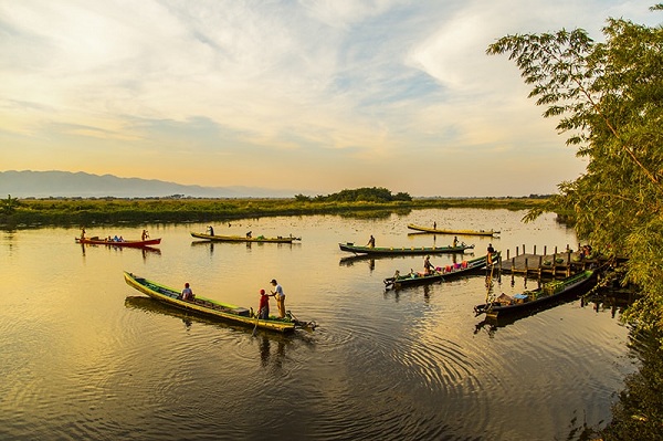 Đón bình minh ở hồ Inle